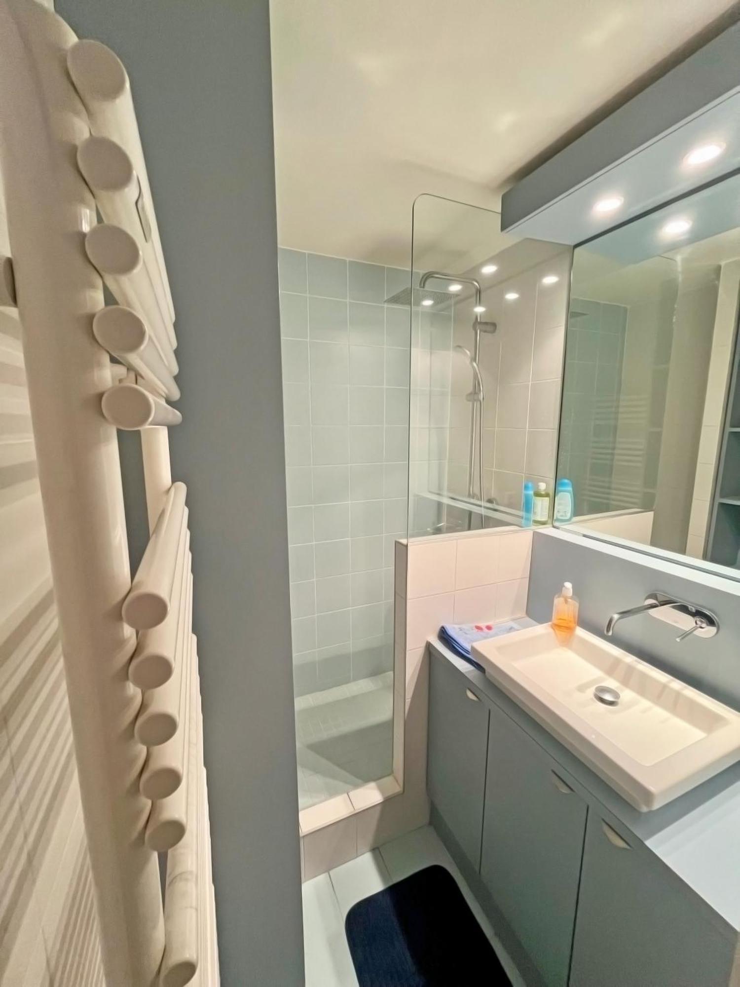 Apt Golfe Juan - 5Min Des Plages - Parking Privee - Piscine Rooftop فالوريس المظهر الخارجي الصورة